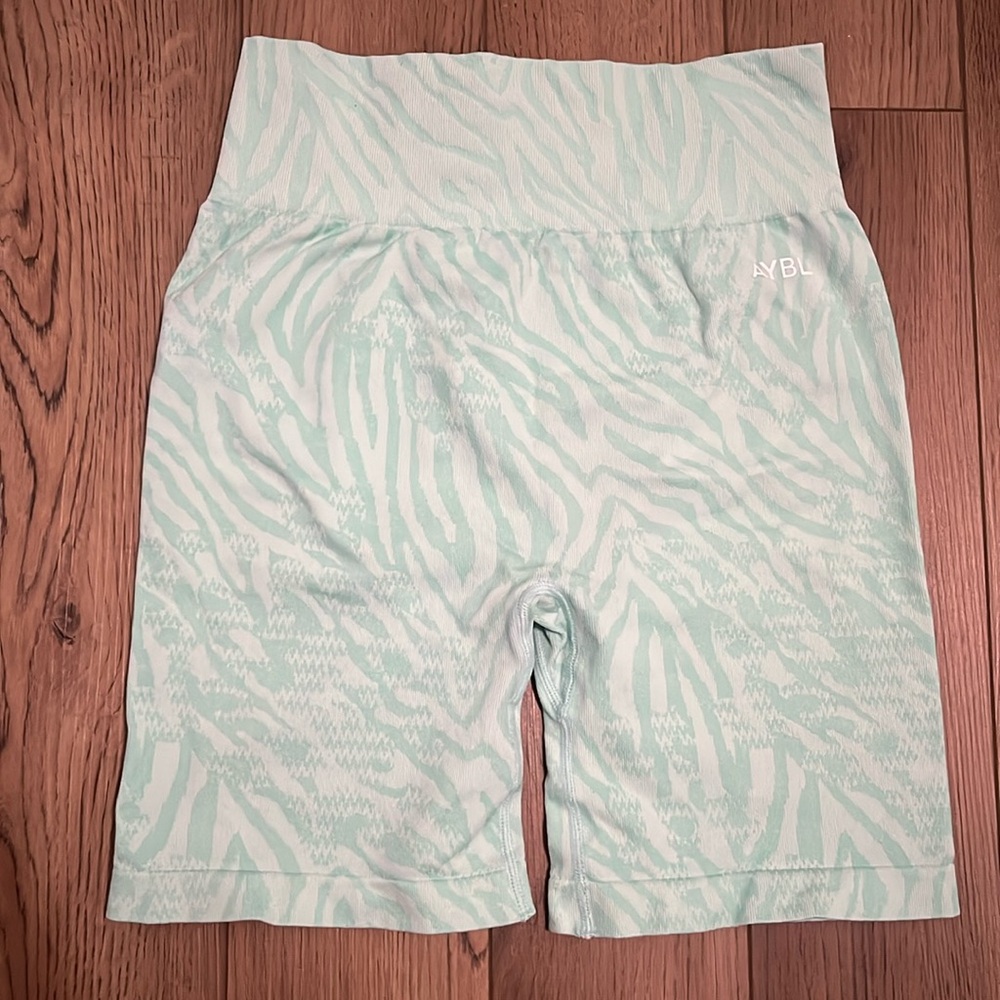 Abyl shorts size XL mint green zebra print